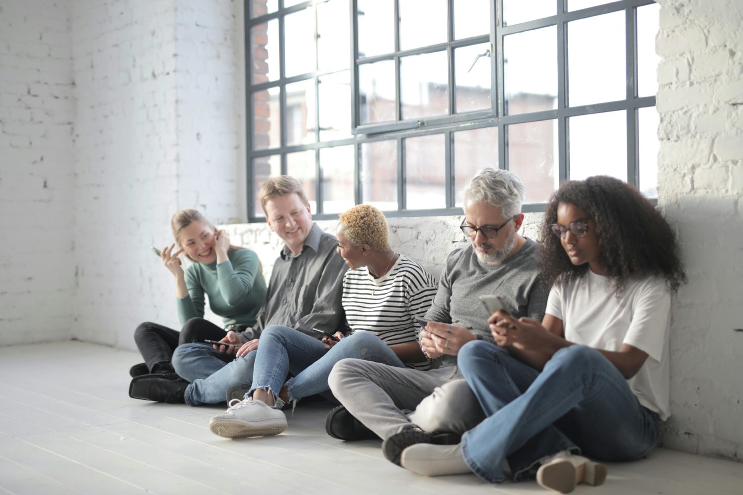 eople from different cultures talk on smartphones